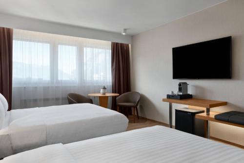 Habitación estándar con 2 camas dobles y vistas a la montaña del hotel Ac Hotel Innsbruck