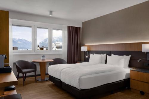 Habitación estándar con 2 camas dobles y vistas a la montaña del hotel Ac Hotel Innsbruck. Foto 1
