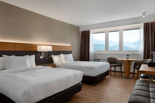 Habitación estándar con 2 camas dobles y vistas a la montaña del hotel Ac Hotel Innsbruck. Foto 2