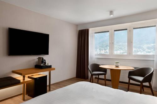 Habitación Deluxe con cama extragrande y vistas a la montaña - Planta alta del hotel Ac Hotel Innsbruck. Foto 2