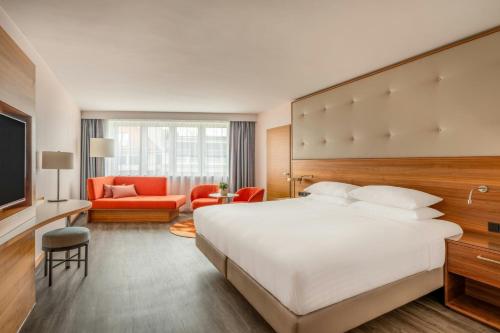 Suite Junior con cama extragrande y acceso al club lounge M del hotel Vienna Marriott