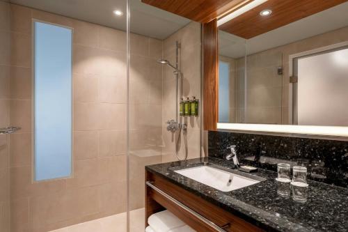 Suite Junior con cama extragrande y acceso al club lounge M del hotel Vienna Marriott. Foto 3