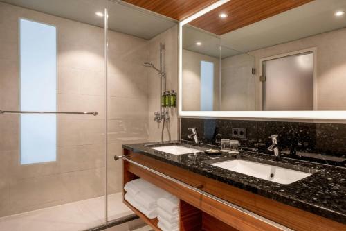 Suite Junior con cama extragrande y acceso al club lounge M del hotel Vienna Marriott. Foto 4