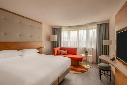 Habitación Superior con cama extragrande y vistas al parque del hotel Vienna Marriott