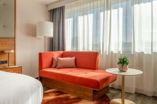 Habitación Superior con cama extragrande y vistas al parque del hotel Vienna Marriott. Foto 2