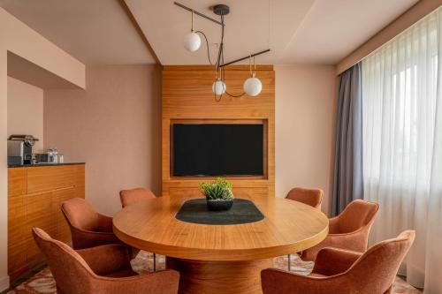 Suite Park de 1 dormitorio con cama extragrande y acceso al club lounge M del hotel Vienna Marriott. Foto 2