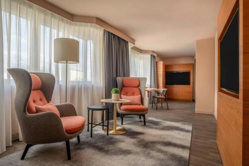 Suite Ejecutiva, acceso al salón M Club del hotel Vienna Marriott. Foto 2