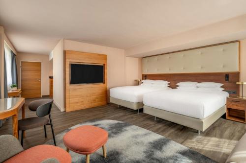 Suite Junior con 2 camas dobles y acceso al club lounge M del hotel Vienna Marriott