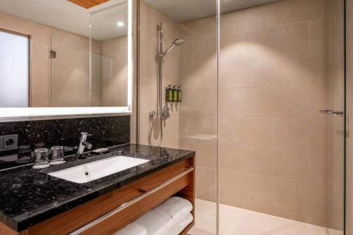Suite Junior con 2 camas dobles y acceso al club lounge M del hotel Vienna Marriott. Foto 2