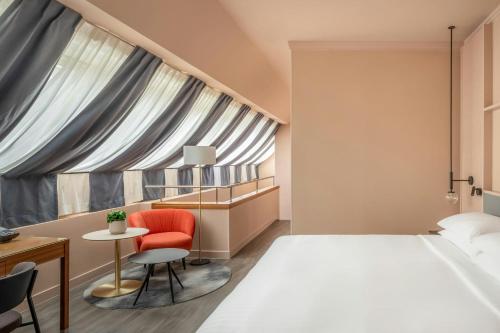 Suite Dúplex de 2 niveles con 1 dormitorio en el altillo y acceso al salón M Club del hotel Vienna Marriott