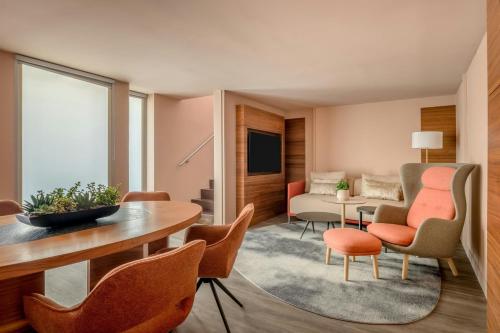 Suite Dúplex de 2 niveles con 1 dormitorio en el altillo y acceso al salón M Club del hotel Vienna Marriott. Foto 1