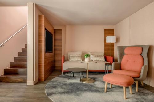 Suite Dúplex de 2 niveles con 1 dormitorio en el altillo y acceso al salón M Club del hotel Vienna Marriott. Foto 2