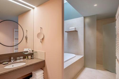 Suite Dúplex de 2 niveles con 1 dormitorio en el altillo y acceso al salón M Club del hotel Vienna Marriott. Foto 3