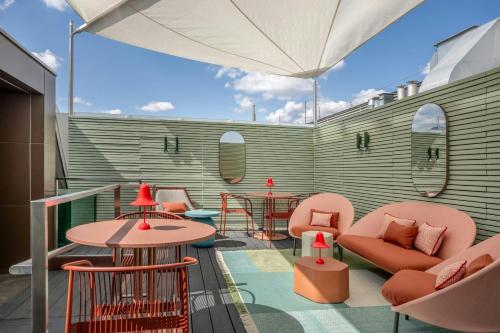 Suite Dúplex de 2 niveles con 1 dormitorio en el altillo y acceso al salón M Club del hotel Vienna Marriott. Foto 5