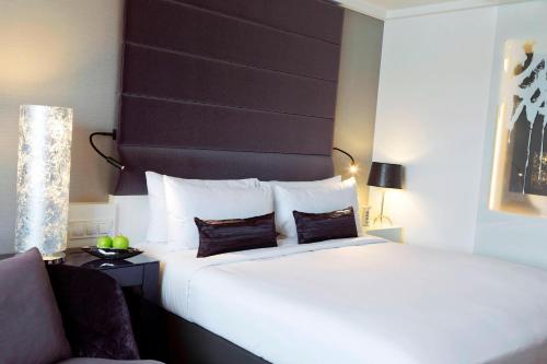 Habitación Premium con cama extragrande del hotel Renaissance Vienna Schönbrunn