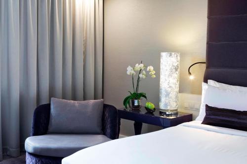 Habitación Premium con cama extragrande del hotel Renaissance Vienna Schönbrunn. Foto 1
