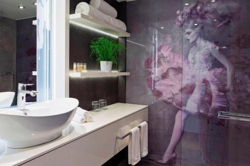 Habitación Premium con cama extragrande del hotel Renaissance Vienna Schönbrunn. Foto 4