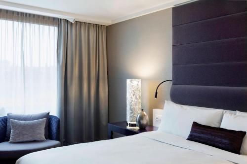 Habitación Clásica con cama extragrande del hotel Renaissance Vienna Schönbrunn. Foto 2