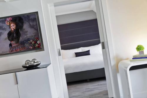 Suite Premium de 1 dormitorio con cama extragrande y sofá cama del hotel Renaissance Vienna Schönbrunn