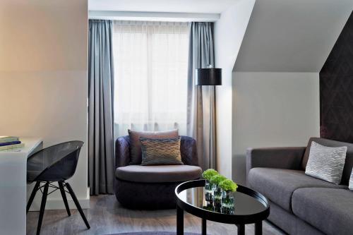 Suite Premium de 1 dormitorio con cama extragrande y sofá cama del hotel Renaissance Vienna Schönbrunn. Foto 1