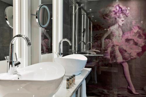 Suite Premium de 1 dormitorio con cama extragrande y sofá cama del hotel Renaissance Vienna Schönbrunn. Foto 3
