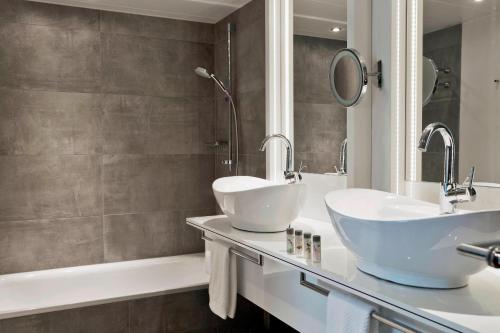 Suite Premium de 1 dormitorio con cama extragrande y sofá cama del hotel Renaissance Vienna Schönbrunn. Foto 4