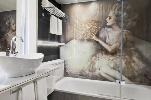 Habitación Doble Clásica - 2 camas del hotel Renaissance Vienna Schönbrunn. Foto 5