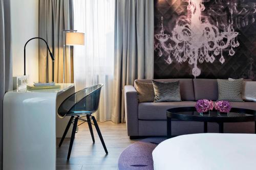 Suite Junior con cama extragrande del hotel Renaissance Vienna Schönbrunn. Foto 1
