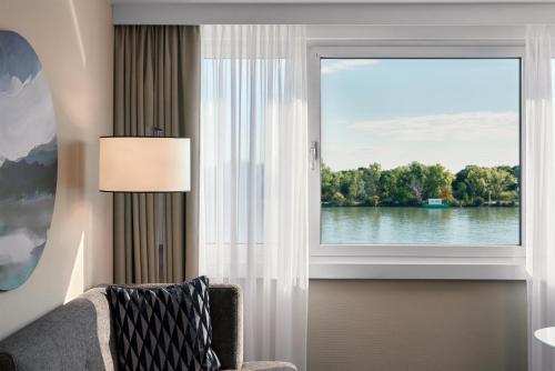 Habitación frente al mar con sofá cama - 1 cama extragrande del hotel Hilton Vienna Danube Waterfront. Foto 4