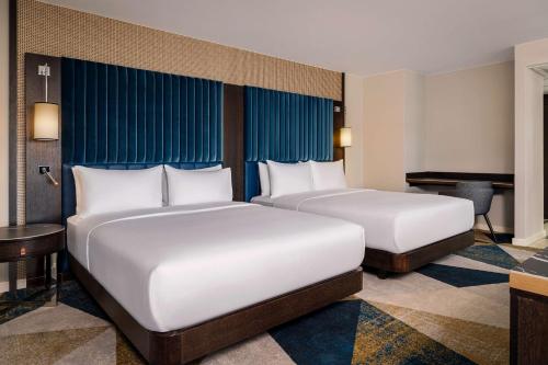 Suite familiar con sofá cama - Cama grande del hotel Hilton Vienna Danube Waterfront. Foto 1