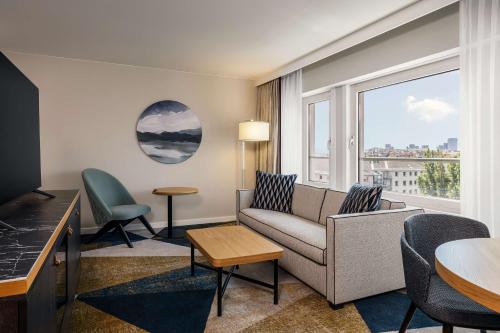 Suite familiar con sofá cama - Cama grande del hotel Hilton Vienna Danube Waterfront. Foto 3