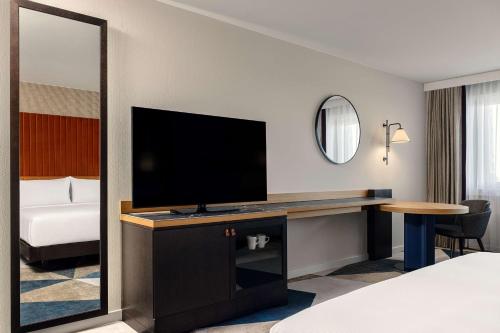 Habitación Executive con cama extragrande del hotel Hilton Vienna Danube Waterfront. Foto 3
