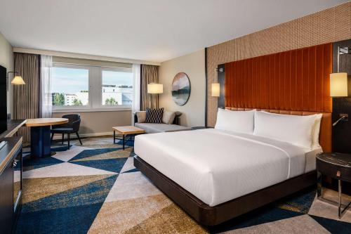 Habitación Executive con cama extragrande del hotel Hilton Vienna Danube Waterfront. Foto 4