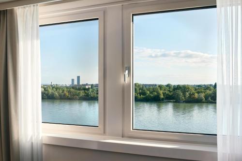 Habitación Executive con vistas al mar - 2 camas grandes del hotel Hilton Vienna Danube Waterfront. Foto 6