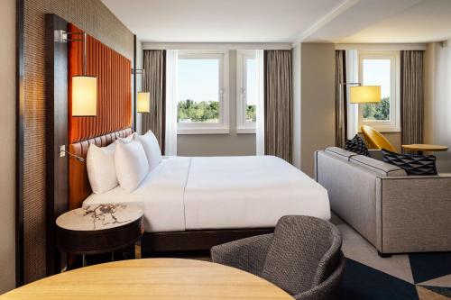 Suite - Cama extragrande - Frente al agua del hotel Hilton Vienna Danube Waterfront. Foto 2