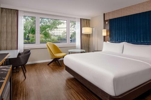 Habitación con cama extragrande - Adaptada para personas de movilidad reducida del hotel Hilton Vienna Danube Waterfront