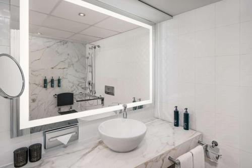 Habitación con cama extragrande - Adaptada para personas de movilidad reducida del hotel Hilton Vienna Danube Waterfront. Foto 1