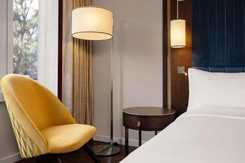 Habitación con cama extragrande - Adaptada para personas de movilidad reducida del hotel Hilton Vienna Danube Waterfront. Foto 3
