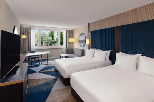 Habitación con 2 camas grandes del hotel Hilton Vienna Danube Waterfront