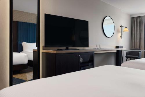 Habitación con 2 camas grandes del hotel Hilton Vienna Danube Waterfront. Foto 1