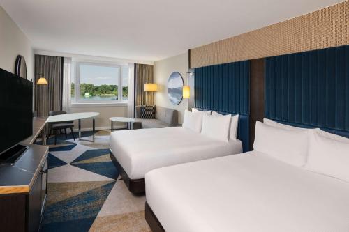 Habitación Doble Waterfront con 2 camas dobles del hotel Hilton Vienna Danube Waterfront
