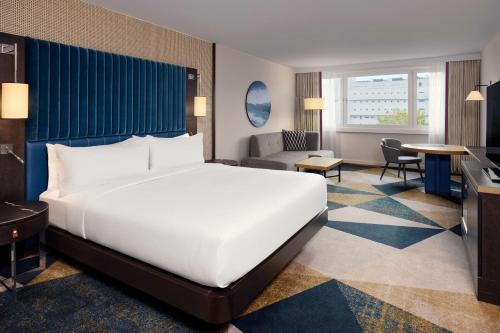 Habitación con cama extragrande. del hotel Hilton Vienna Danube Waterfront
