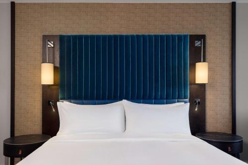 Habitación con cama extragrande. del hotel Hilton Vienna Danube Waterfront. Foto 2