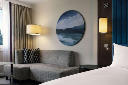 Habitación con cama extragrande. del hotel Hilton Vienna Danube Waterfront. Foto 4