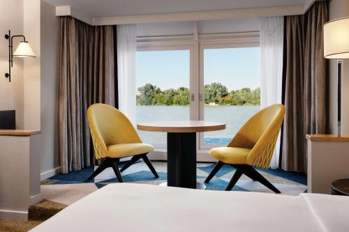 Suite Junior con cama extragrande frente al mar del hotel Hilton Vienna Danube Waterfront