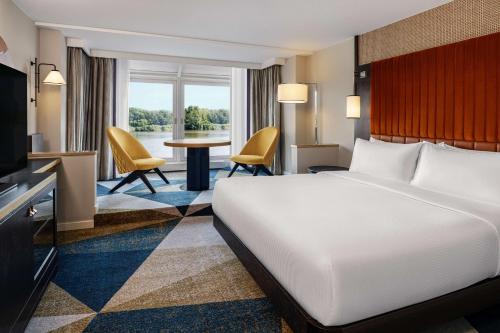 Suite Junior con cama extragrande frente al mar del hotel Hilton Vienna Danube Waterfront. Foto 1