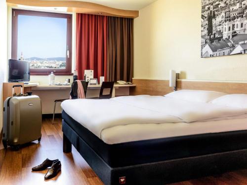 Habitación Doble Estándar con vistas panorámicas del hotel Ibis Wien Mariahilf. Foto 1