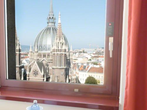 Habitación Doble Estándar con vistas panorámicas del hotel Ibis Wien Mariahilf. Foto 4