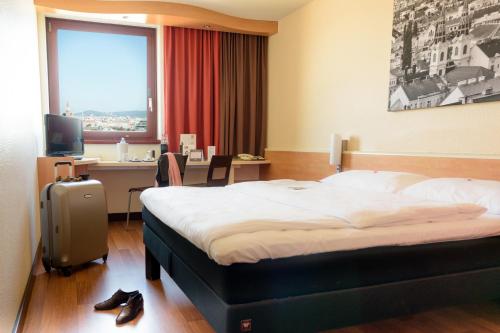 Habitación Doble Estándar con vistas panorámicas del hotel Ibis Wien Mariahilf. Foto 8