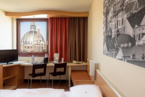 Habitación Doble Estándar con vistas panorámicas del hotel Ibis Wien Mariahilf. Foto 9